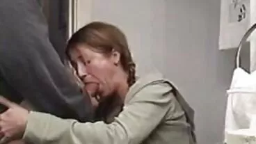 Στο The Bathroom smut με τη χχχ porn σαγηνευτική Nia Nacci από το Team Skeet
