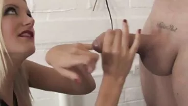 Handjob action με τον χχχ μομ φοβερό Riley Kay από τους Cherry Pimps